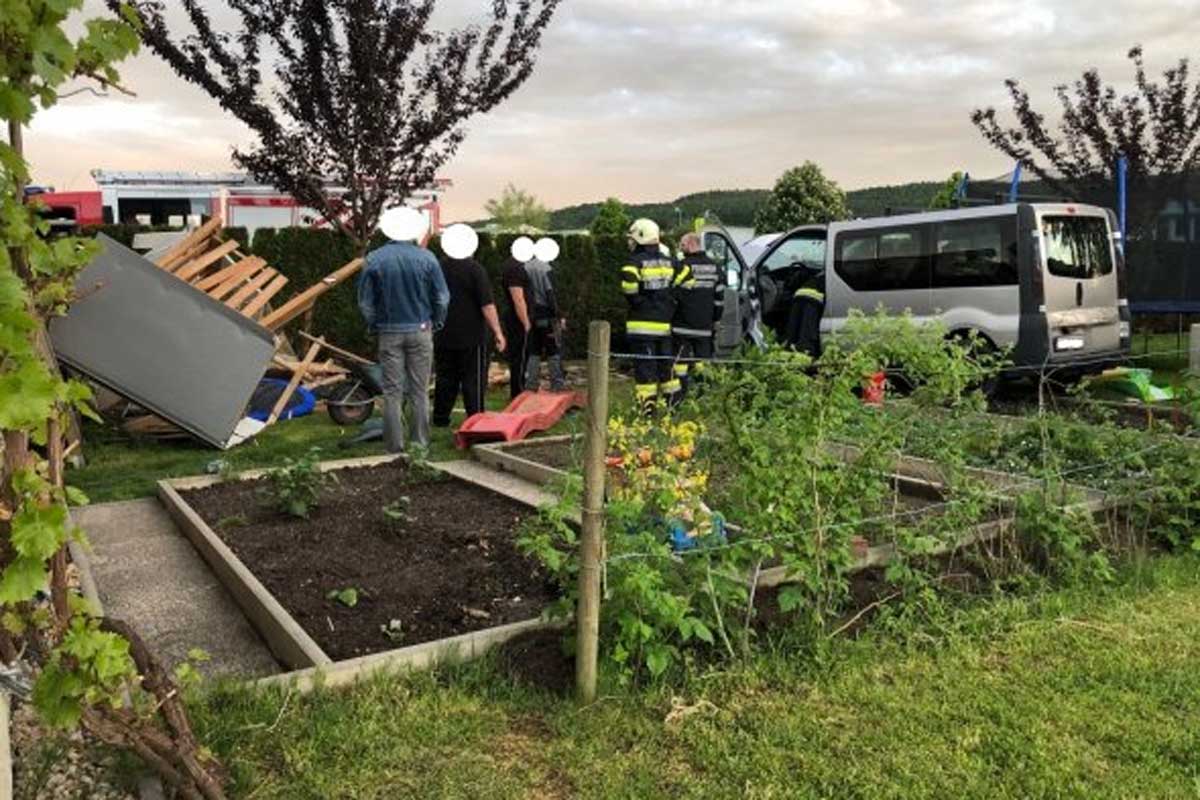 Mit PKW von der Straße abgekommen