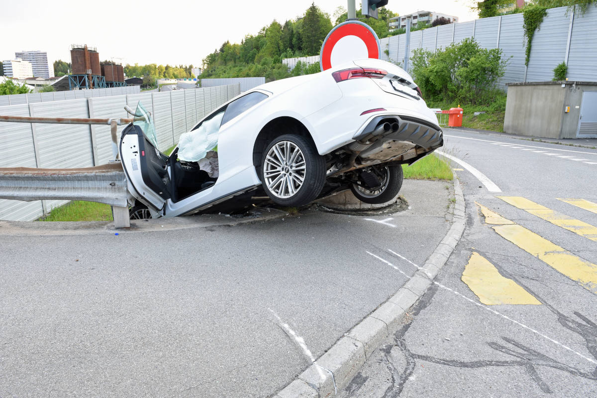 Verunfalltes Fahrzeug an der A2 bei Emmenbrücke