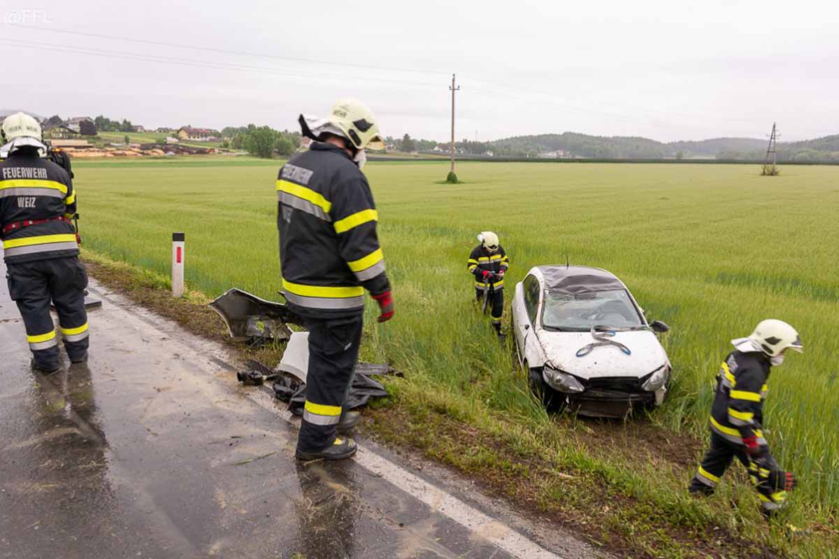 Ein PKW ist in Thannhausen von der Straße abgekommen, hat sich überschlagen und liegt im Straßengraben