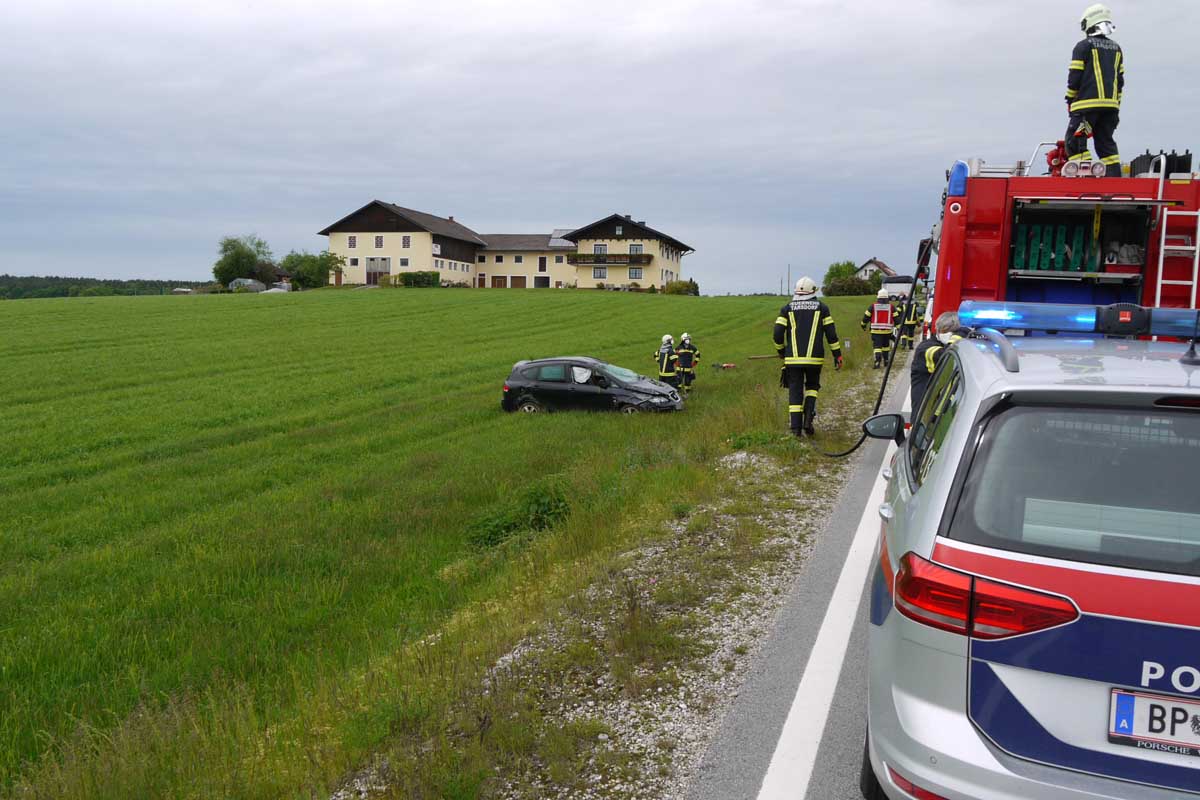 Pkw-Überschlag in ein Feld in Tarsdorf