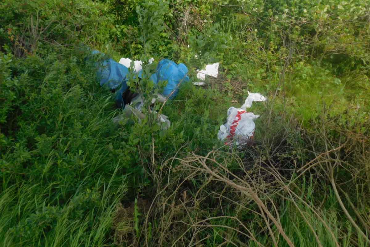 Es handelte sich um blaue Müllsäcke, u.a. mit Tapetenresten