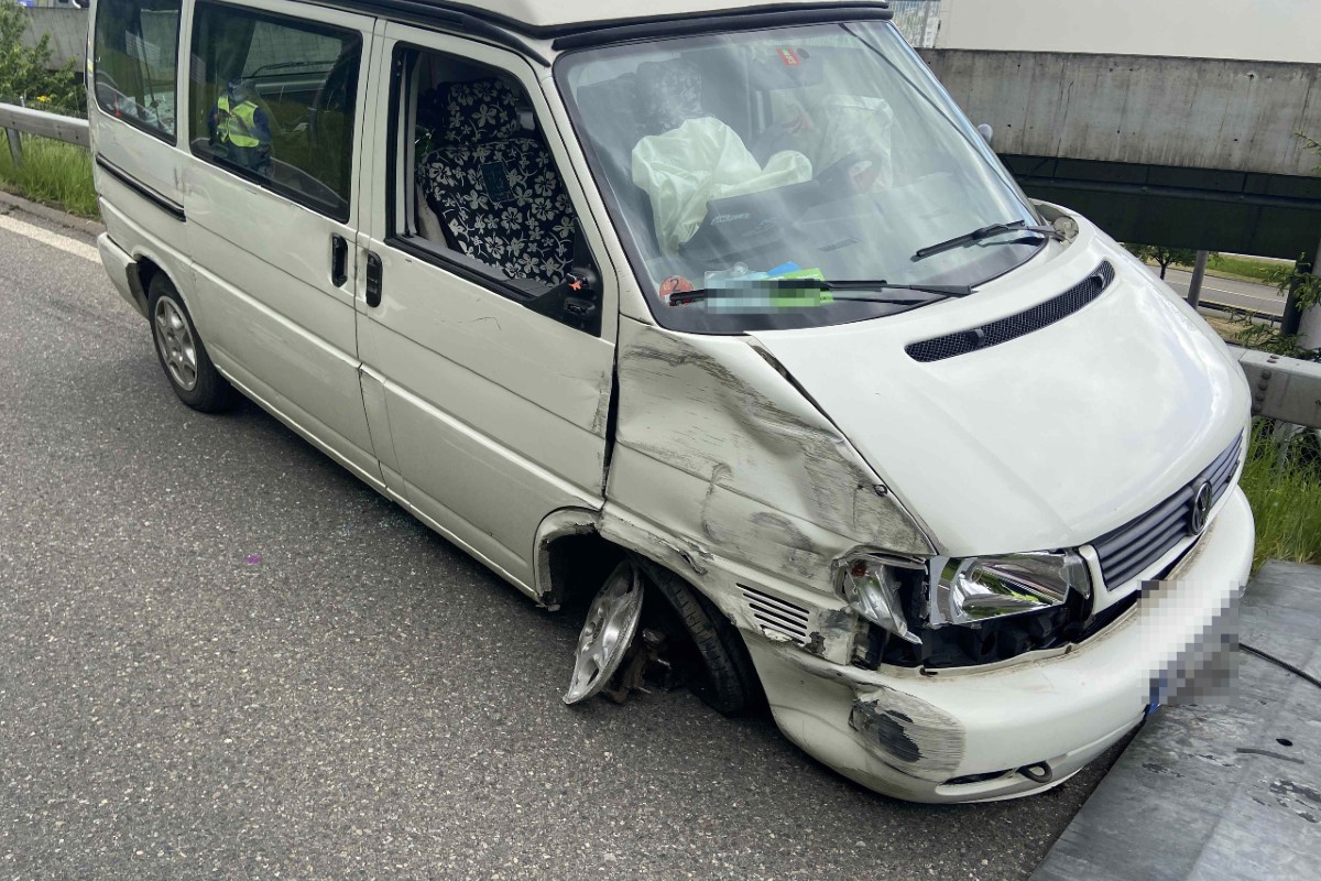 Die Fahrerin verlor die Kontrolle über den Campingbus.