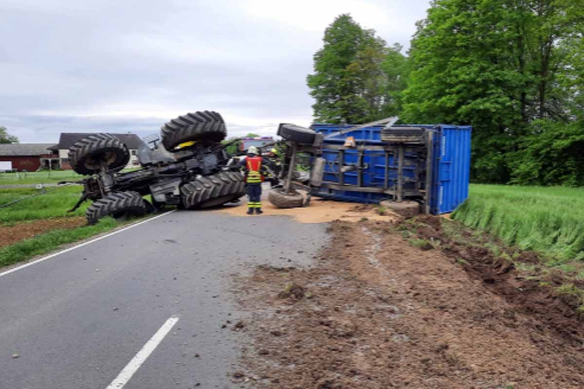 Auf der Landstraße L89 bei Schindau kam ein Traktor mit seinem Anhänger von der Straße ab