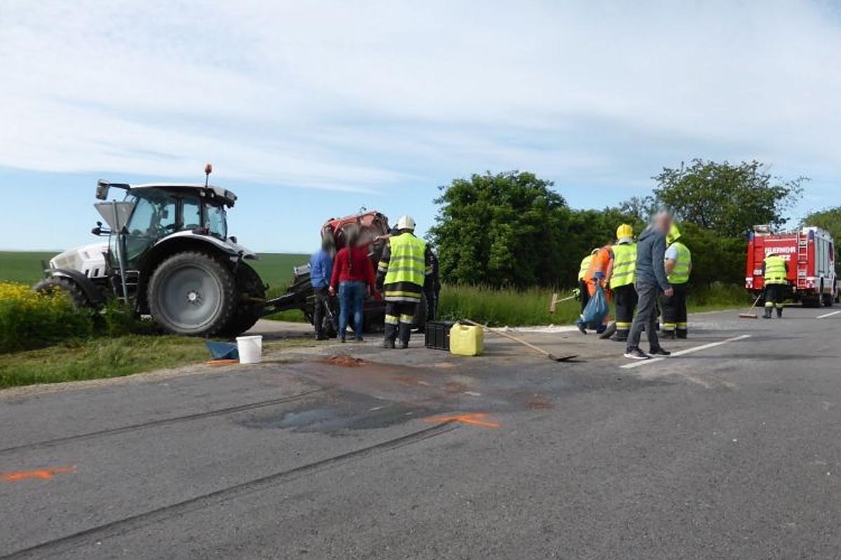 Auf der L27 kam es zu einem Verkehrsunfall zwischen einem PKW und einem Traktor mit Düngemittelanhänger