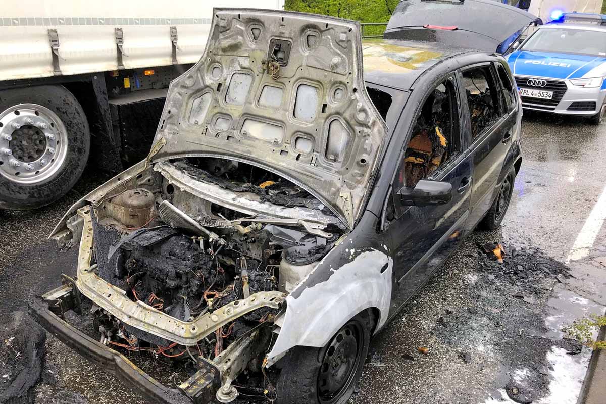 Fahrer und Beifahrer konnten sich unverletzt aus dem Pkw befreien