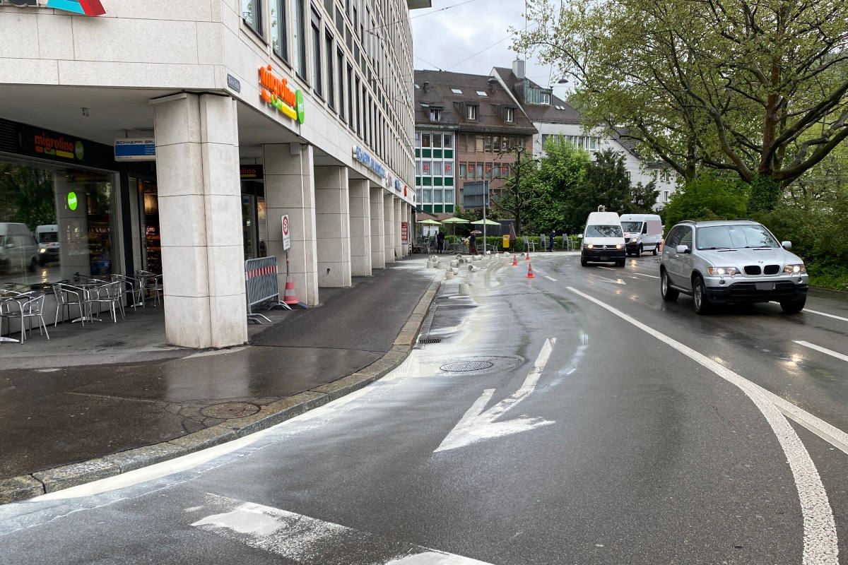 Stadt St.Gallen – Lieferwagen verliert 21 Farbkübel