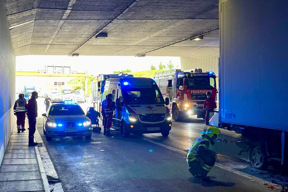 Der Lenker des verunfallten PKW wurde bereits vom anwesenden Teams des Rotes Kreuz Schwechat erstversorgt