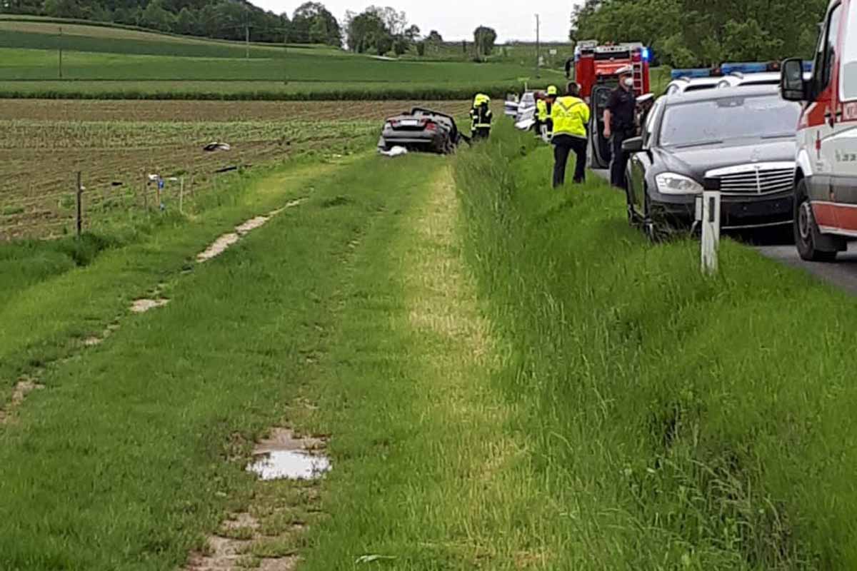 Zwei PKWs waren in Hagenbrunn zusammengeprallt, woraufhin ein Auto in den Straßengraben geschleudert wurde