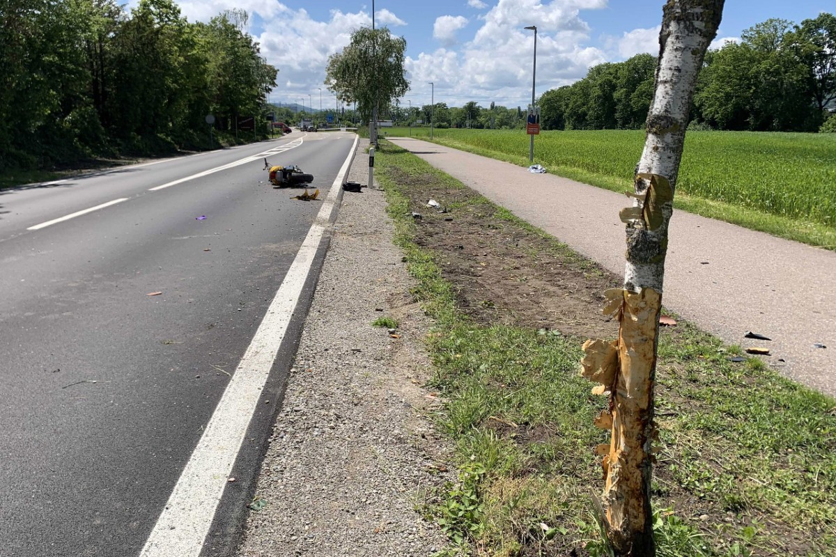 Der Motorradfahrer hat sich beim Unfall schwer verletzt.