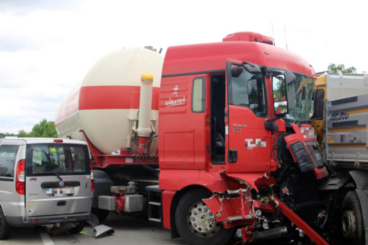 Ein PKW und zwei LKW waren auf der Kreuzung zwischen L1415 und B3 kollidiert