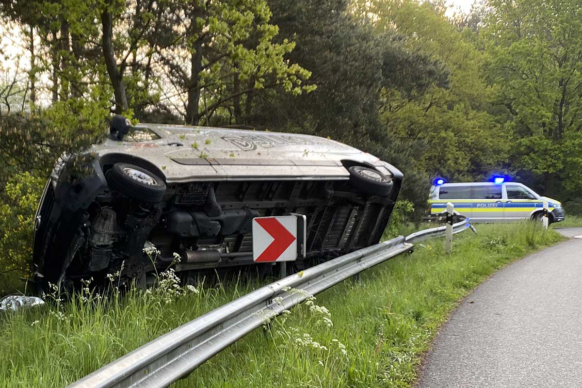 Heute ist ein 25-jähriger Transporterfahrer auf der K 211 verunglückt
