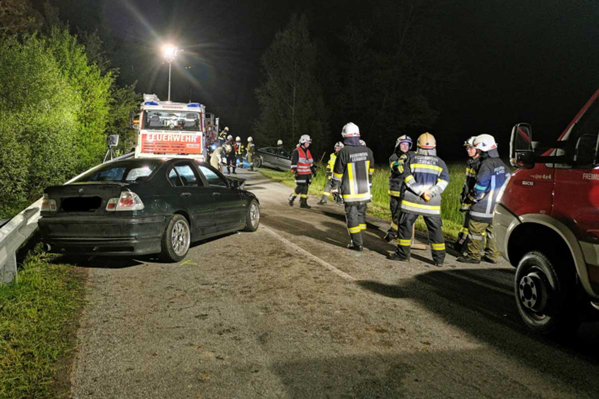 Der 19-Jährige musste von der Feuerwehr aus dem Wrack befreit werden