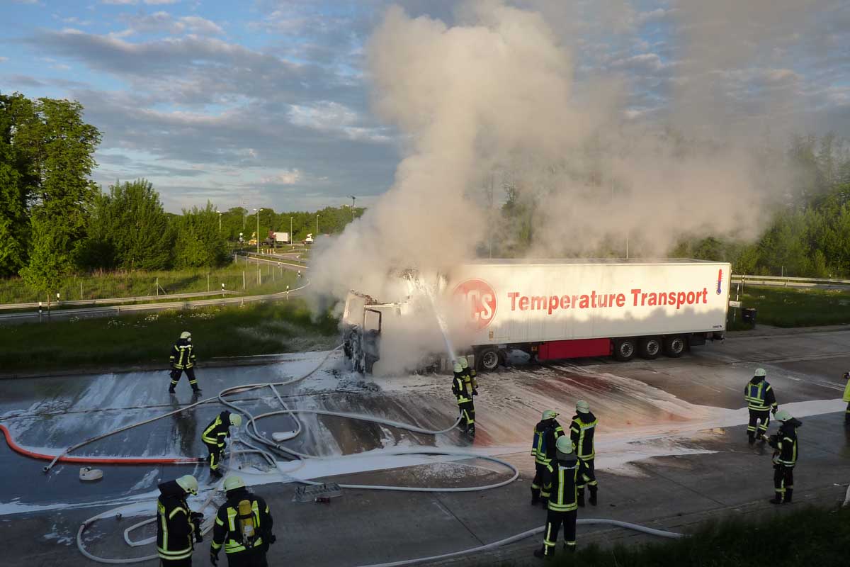 Der 53-Jährige versuchte in Cappeln noch vergebens mit seinem Feuerlöscher Schlimmeres zu verhindern, jedoch geriet das Fahrzeug schnell in Vollbrand