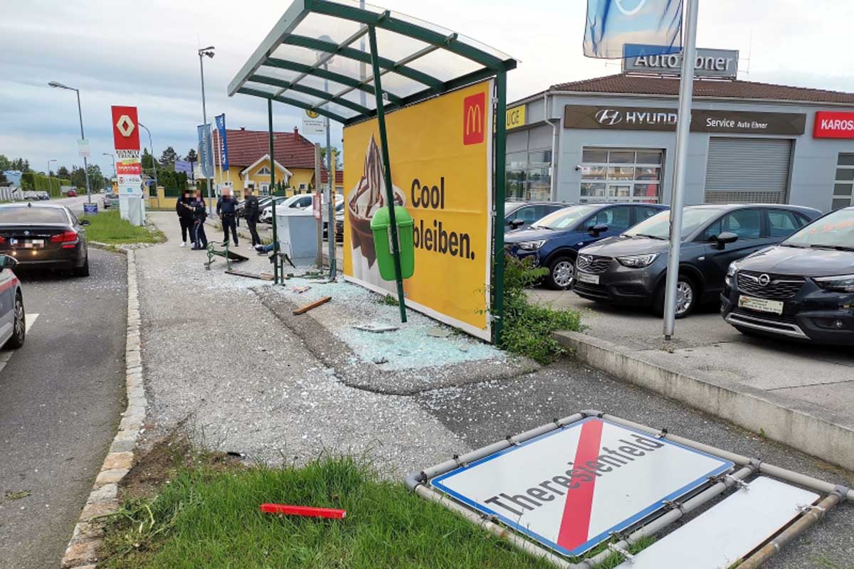 Ein PKW kam im Kreuzungsbereich in Felixdorf ins Schleudern, rammte eine Ortstafel und beschädigte darauf eine Bushaltestelle schwer