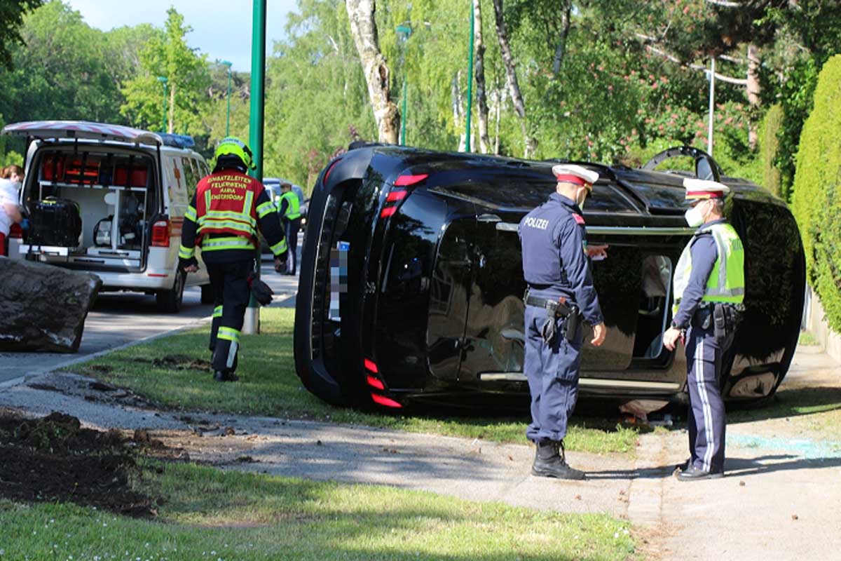 Überschlag nach Kollision mit Begrenzungsstein in Maria Enzersdorf