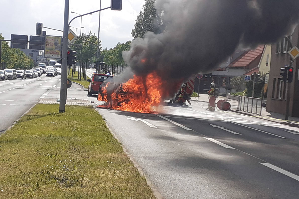 Fahrzeugbrand forderte viel Geduld in Erfurt