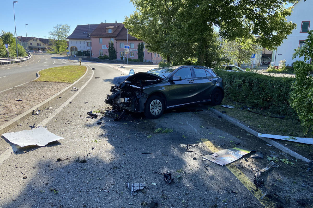 Mit entwendetem Auto in Kandelaber geprallt in Stein AG