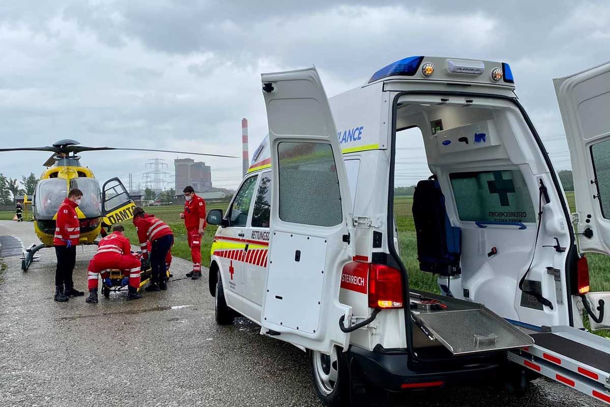 Der Lenker wurde leicht verletzt und mit dem Rettungswagen in das Landesklinikum Tulln verbracht