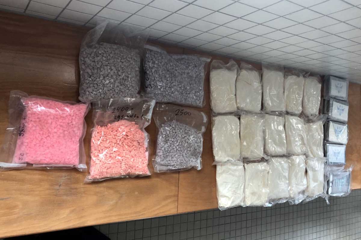 8,1 kg Kokain, 40,1 kg Amphetamin, 8,9 kg Ecstasy, 5,4 kg Haschisch und Marihuana sowie mehr als 200.000 Euro beschlagnahmt