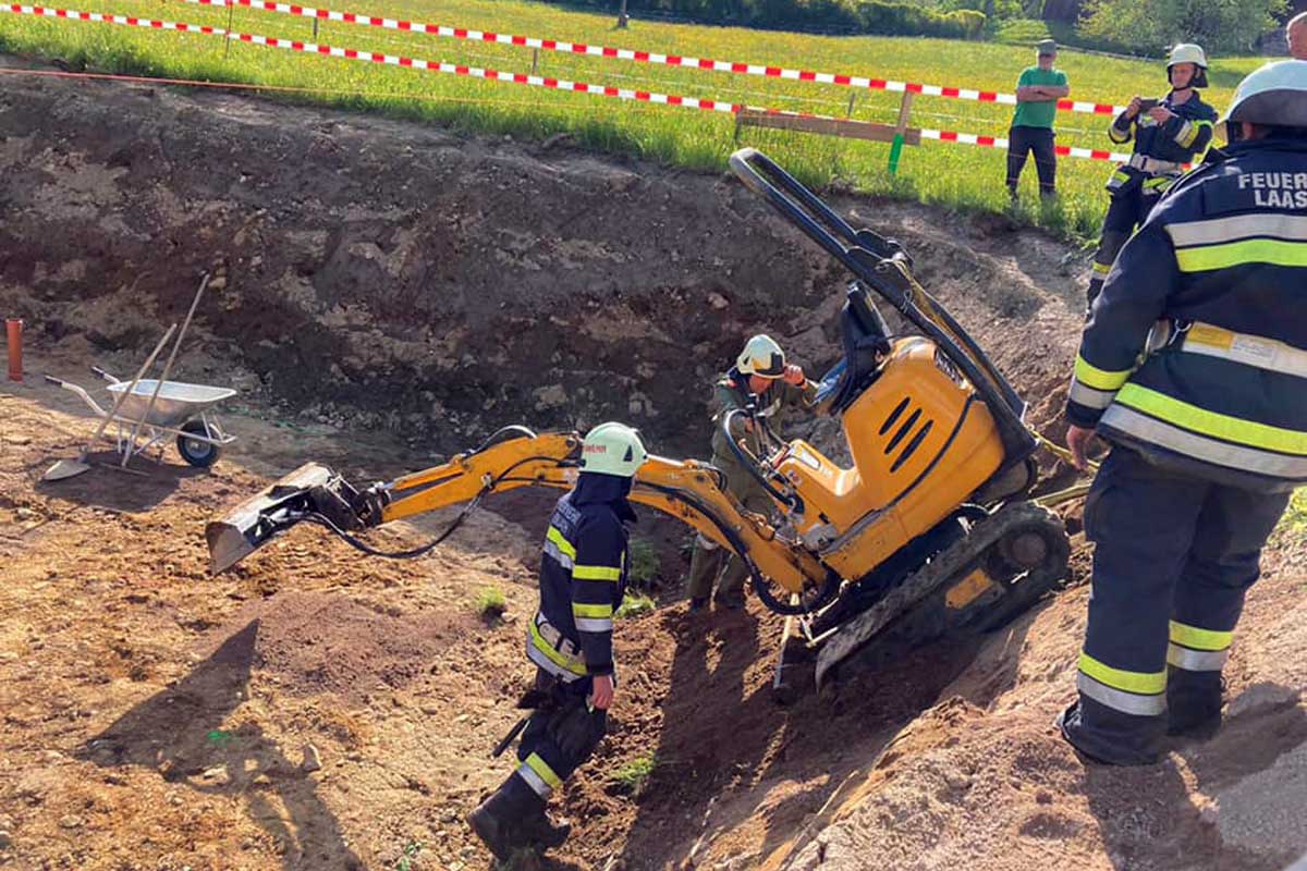 Bagger kippte plötzlich nach vorne und Arbeiter fiel in Baugrube