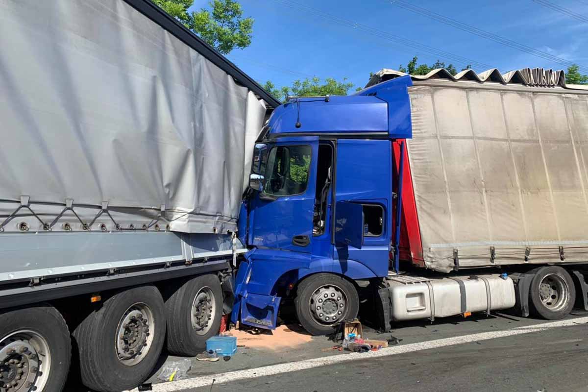 Verkehrsunfall am Stauende auf der A33