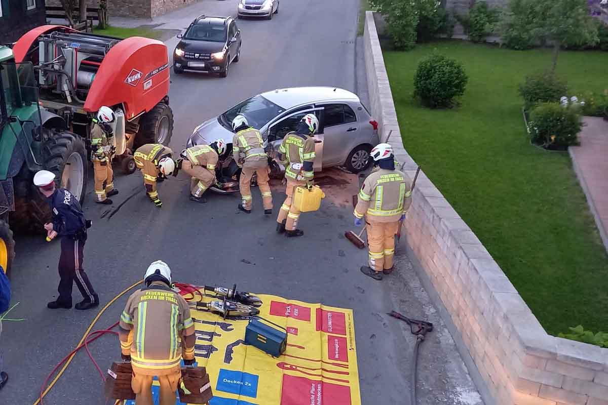 Der Lenker des PKW wurde in seinem Fahrzeug eingeschlossen