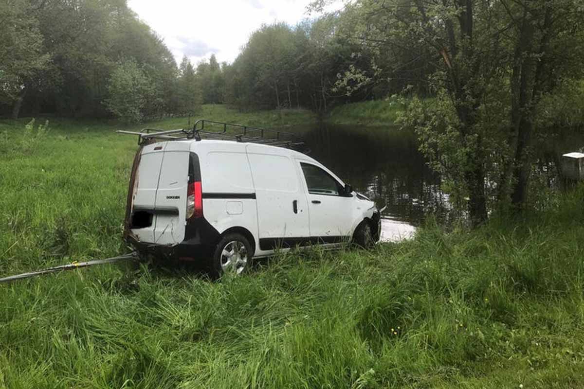 Nach der Lageerkundung wurde die Seilwinde an der Anhängerkupplung montiert und der PKW aus dem Teich gezogen