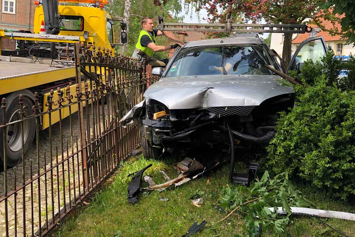 Bei dem Verkehrsunfall wurde in Bad Salzdetfurth der Pkw im Frontbereich stark beschädigt