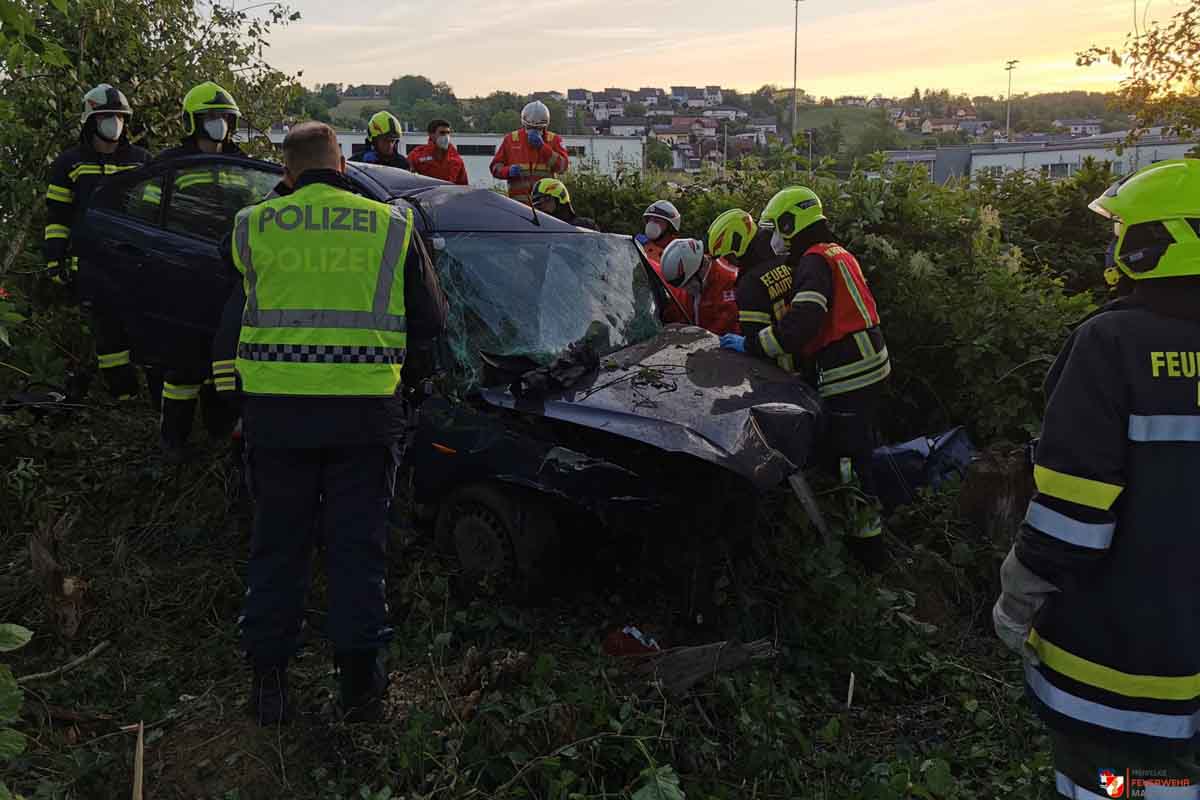 Auf Höhe des Feuerwehrhauses Mauthausen ist ein PKW-Lenker mit seinem Fahrzeug aus unbekannter Ursache von der Fahrbahn abgekommen