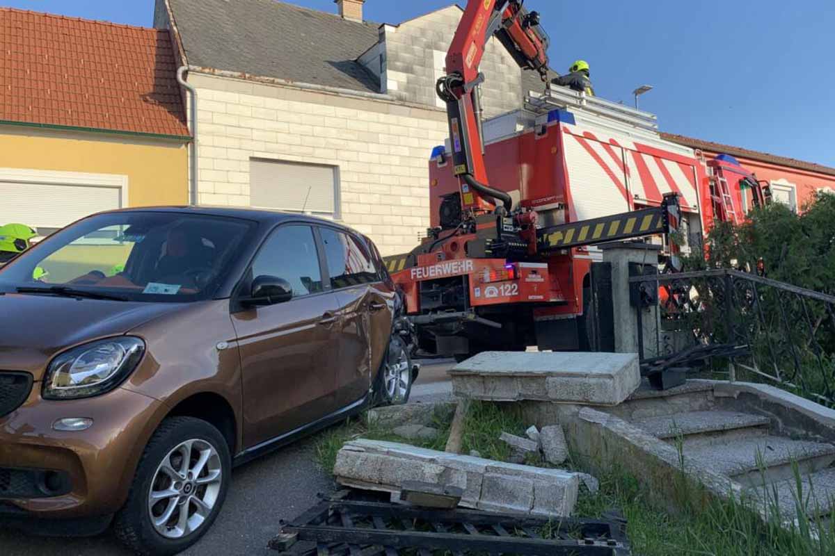 Fahrzeug prallt gegen abgestellten Pkw