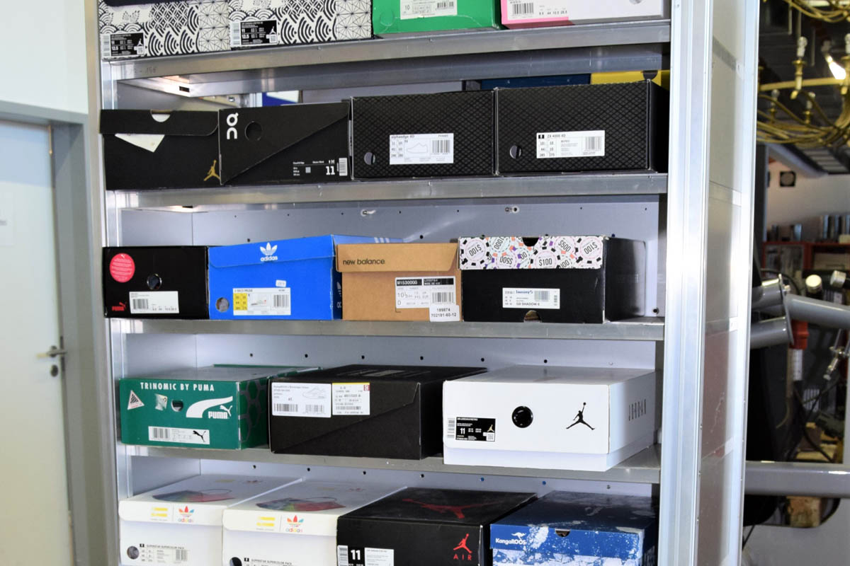 Eine kleine Auswahl der gesicherten Schuhsammlung, aufbereitet für die bevorstehende Be- und Verwertung