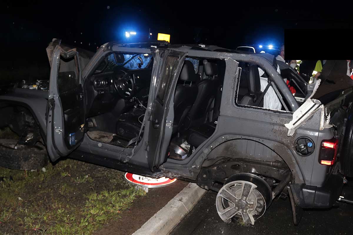 Der 60-jährige Fahrer und sein 44-jähriger Beifahrer konnten in Steinheim das Fahrzeug eigenständig verlassen