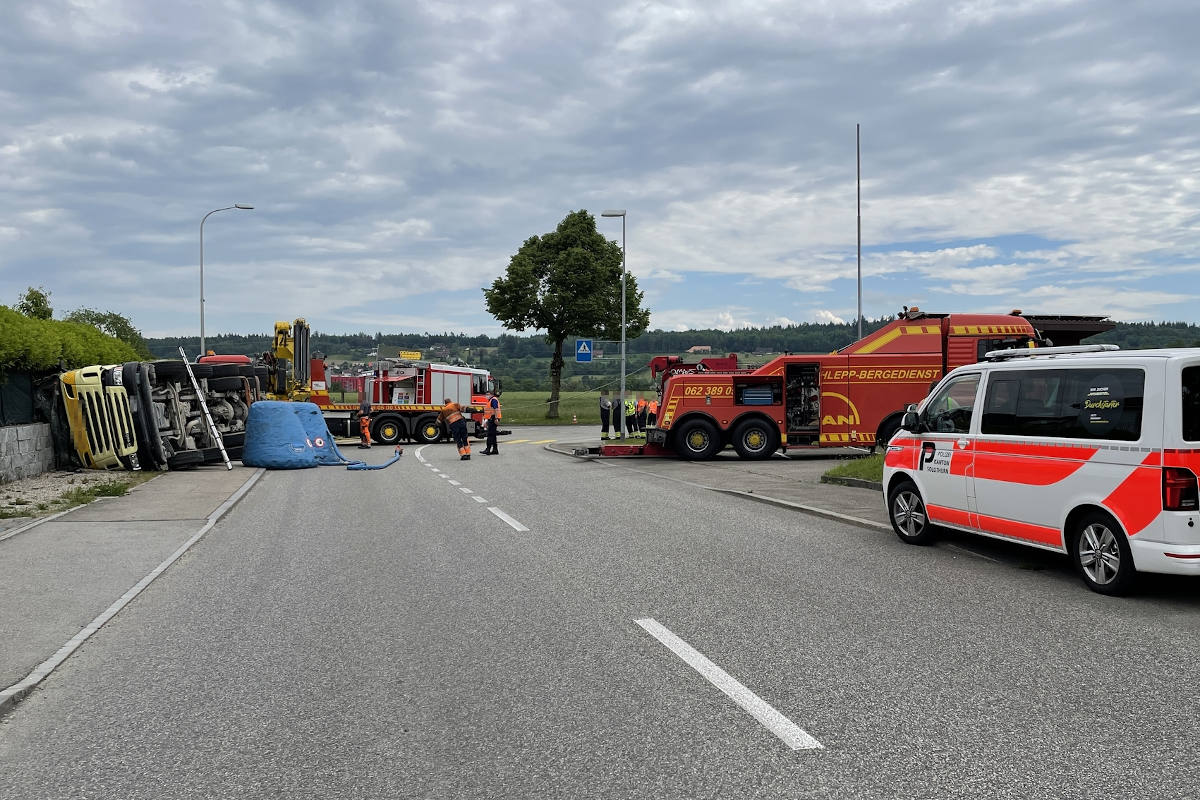 Fahrmischer bei Selbstunfall gekippt in Boningen