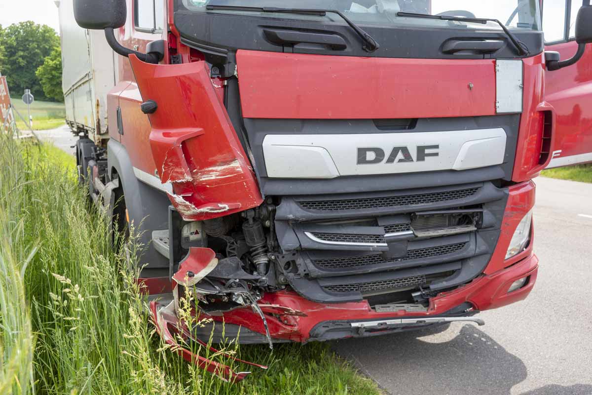 Im Kreuzungsbereich ereignete sich ein Verkehrsunfall zwischen einem Lkw und einem Pkw