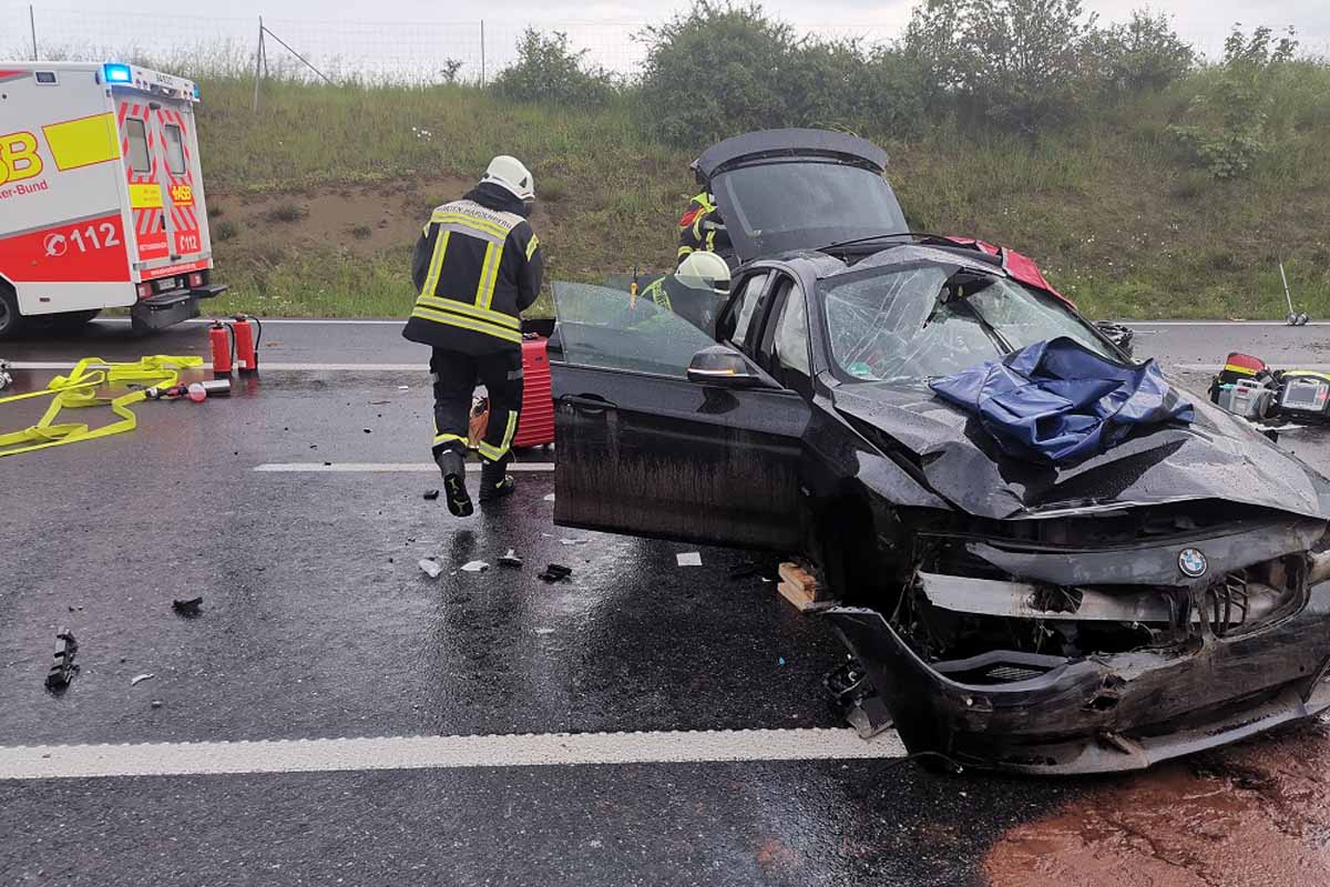 BMW überschlägt sich auf A 7