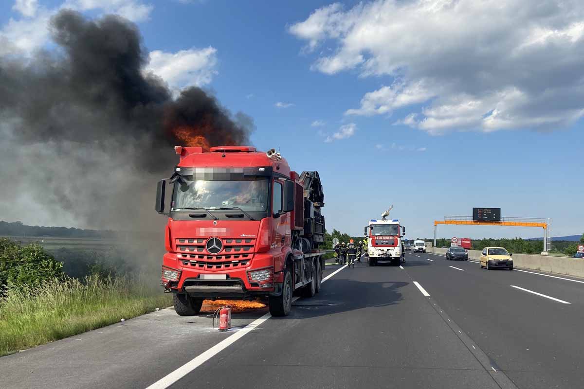 Auf der Südautobahn in Fahrtrichtung Graz wurde ein stark verrauchter Lkw angetroffen, aus dem bereits Flammen schlugen