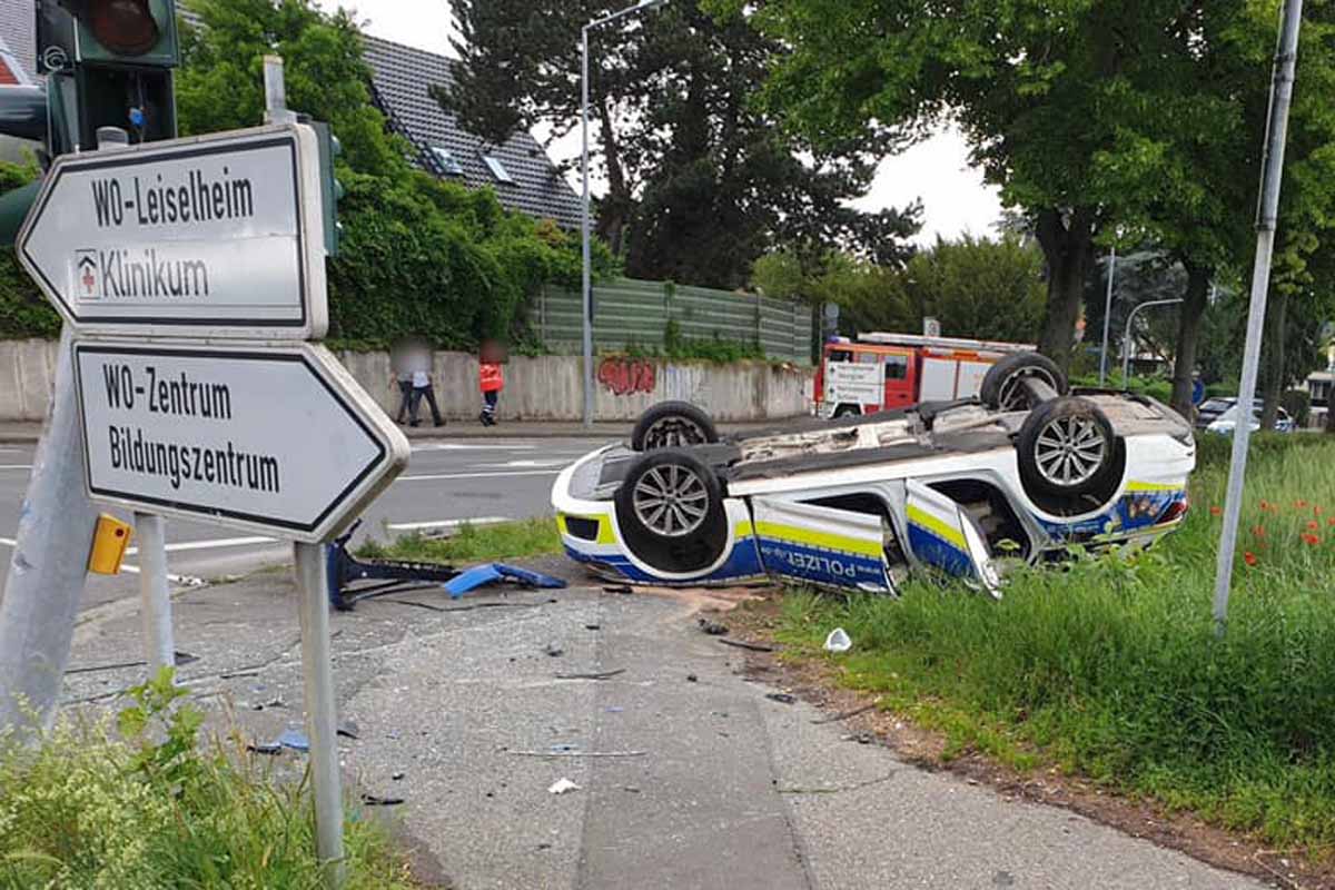 Die zwei Polizeibeamten im Funkstreifenwagen sowie die beiden Insassinnen des PKW der Marke Ford werden schwer verletzt