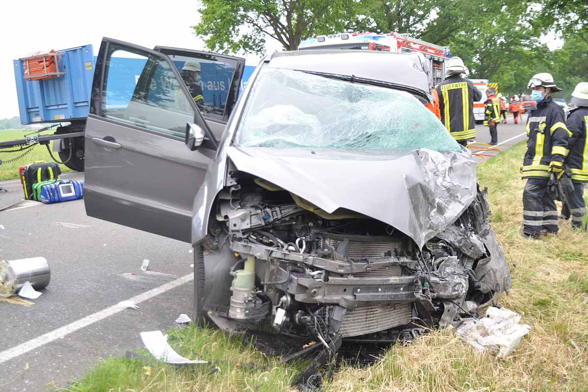 PKW kollidiert mit LKW in Eicklingen