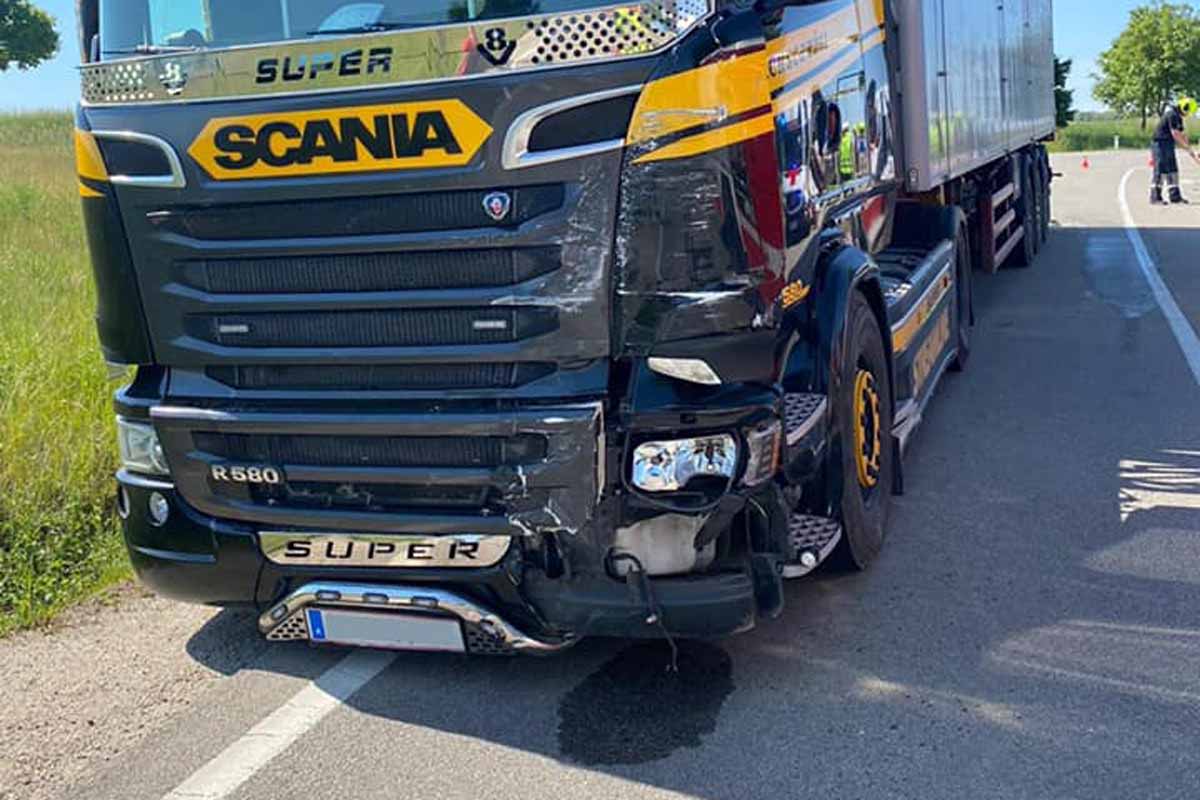 Der Pkw-Fahrer übersah den von links kommenden Lastwagen
