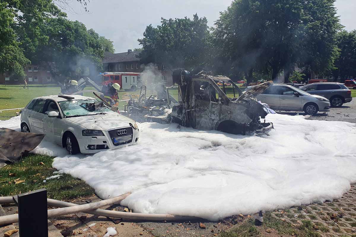 Der abgestellte Rettungswagen befand sich neben mehreren weiteren PKWs auf einer Parkplatzfläche in Vollbrand