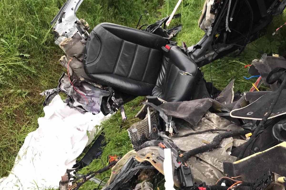 Durch die Wucht des Aufpralls wurde der vordere Bereich des SUV komplett zerstört, der Motorblock wurde herausgerissen und fing an zu brennen