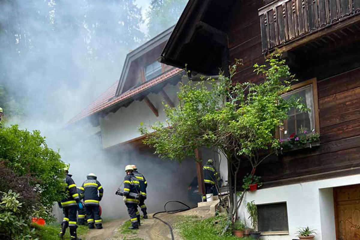 Der Brand konnte durch Kräfte der Feuerwehren Zweinitz, Weitensfeld und Gurk gelöscht und ein Übergreifen der Flammen auf das Wohnhaus verhindert werden