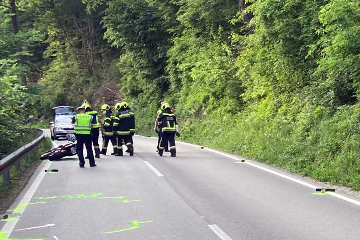 Die B 210 war im Bereich der Unfallstelle bis 18.45 Uhr für den gesamten Verkehr gesperrt