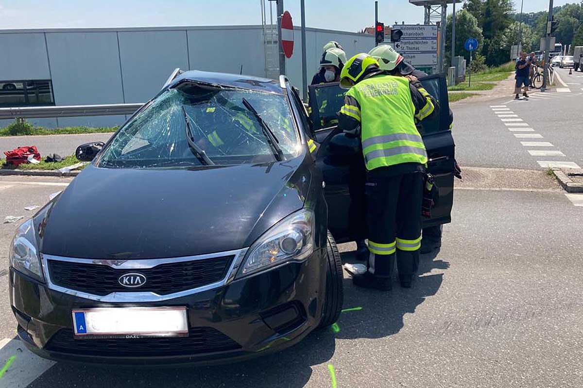 Die FF Grieskirchen unterstützte die Rettungsmaßnahmen, sicherte die Unfallstelle ab und führte die Aufräumarbeiten durch