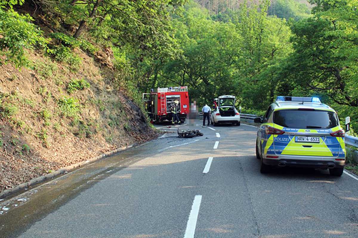  Bei einem Verkehrsunfall in Heimbach wurde ein junger Motorradfahrer schwer verletzt