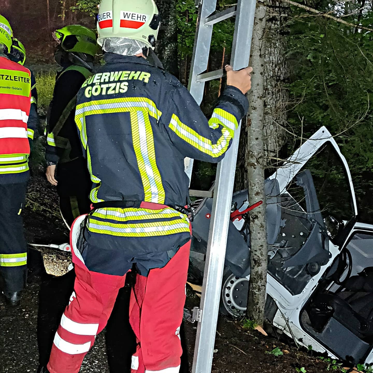 Fahrzeugabsturz auf Bergstraße in Meschach 