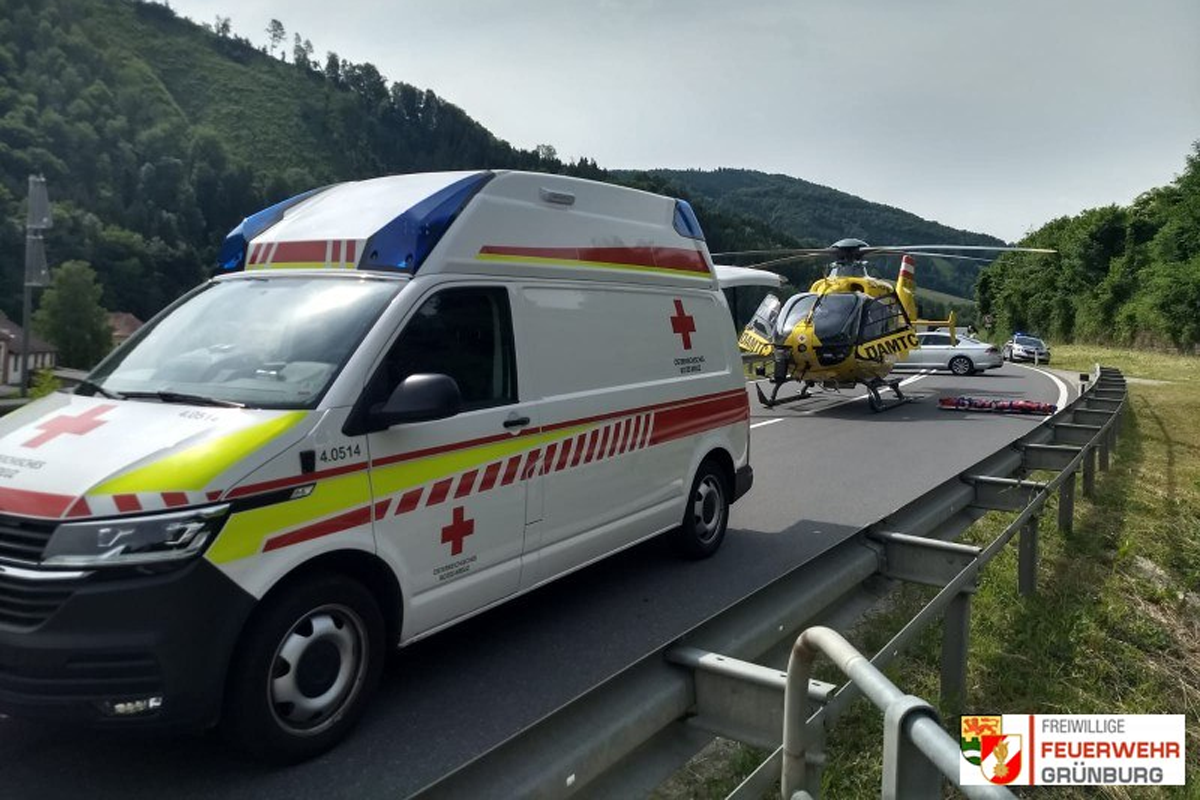 Alle vier Unfallbeteiligten wurden unbestimmten Grades verletzt und in Krankenhäuser gebracht