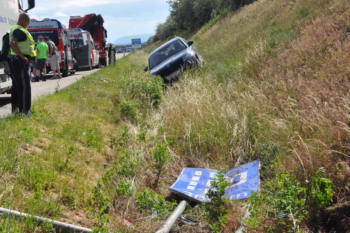 In den Unfall waren ein Pkw, ein Lkw und ein Rettungsfahrzeug verwickelt, zwei Personen wurden verletzt