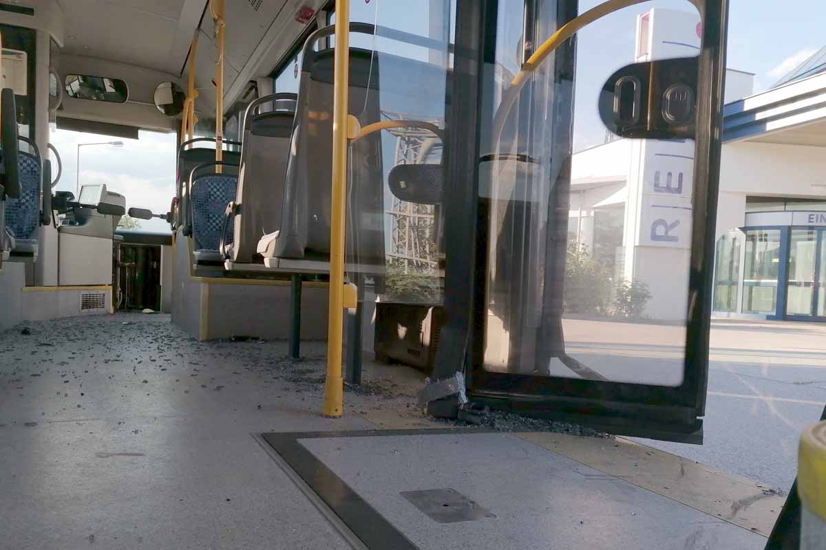 Im Kreuzungsbereich kam es in Wiener Neustadt zu der Kollision, bei der eine Fahrzeuglenkerin in die Seite des Linienbusses krachte