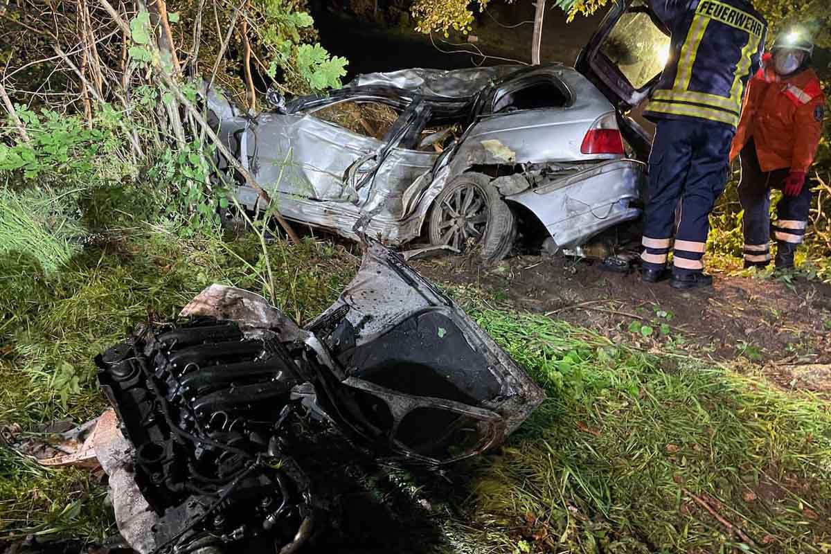 Bei einem schweren Verkehrsunfall in Klein Berßen kamen zwei junge Menschen ums Leben